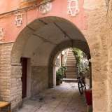 Svoltiamo ora nella vicina strada Tancredi, dove in una rientranza troviamo nella corte omonima l�arco Tre Cantaie, riverniciato in un bel colore rosa e decorato da simboli apotropaici bianchi